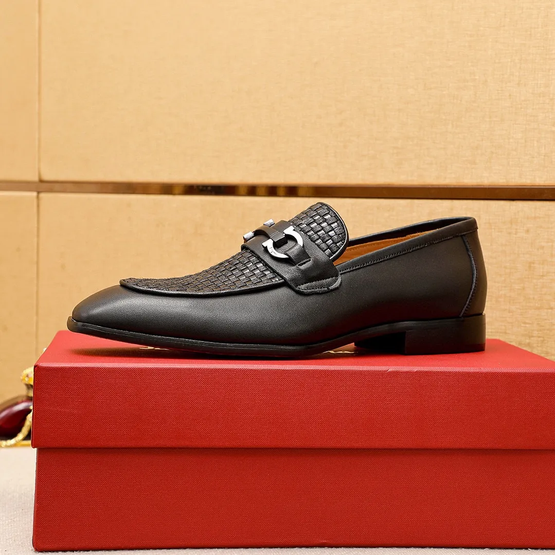 Men's shoes 💰442 💐 Product trademark: Ferragamo "Ferragamo" casual leather shoes Regular size: 38-44 (45.46🉑️customized) Product materials: Selected imported first-layer calfskin embossed upper + original hardware buckle, imported water-dyed cow leather lining. Strong three-dimensional visual effect, combined outsole Color: 1⃣️color optional